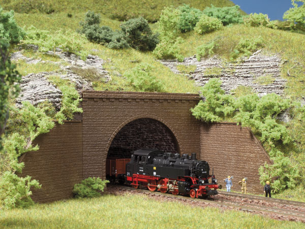 2 Double track tunnel portals<br /><a href='images/pictures/Auhagen/44636.jpg' target='_blank'>Full size image</a>